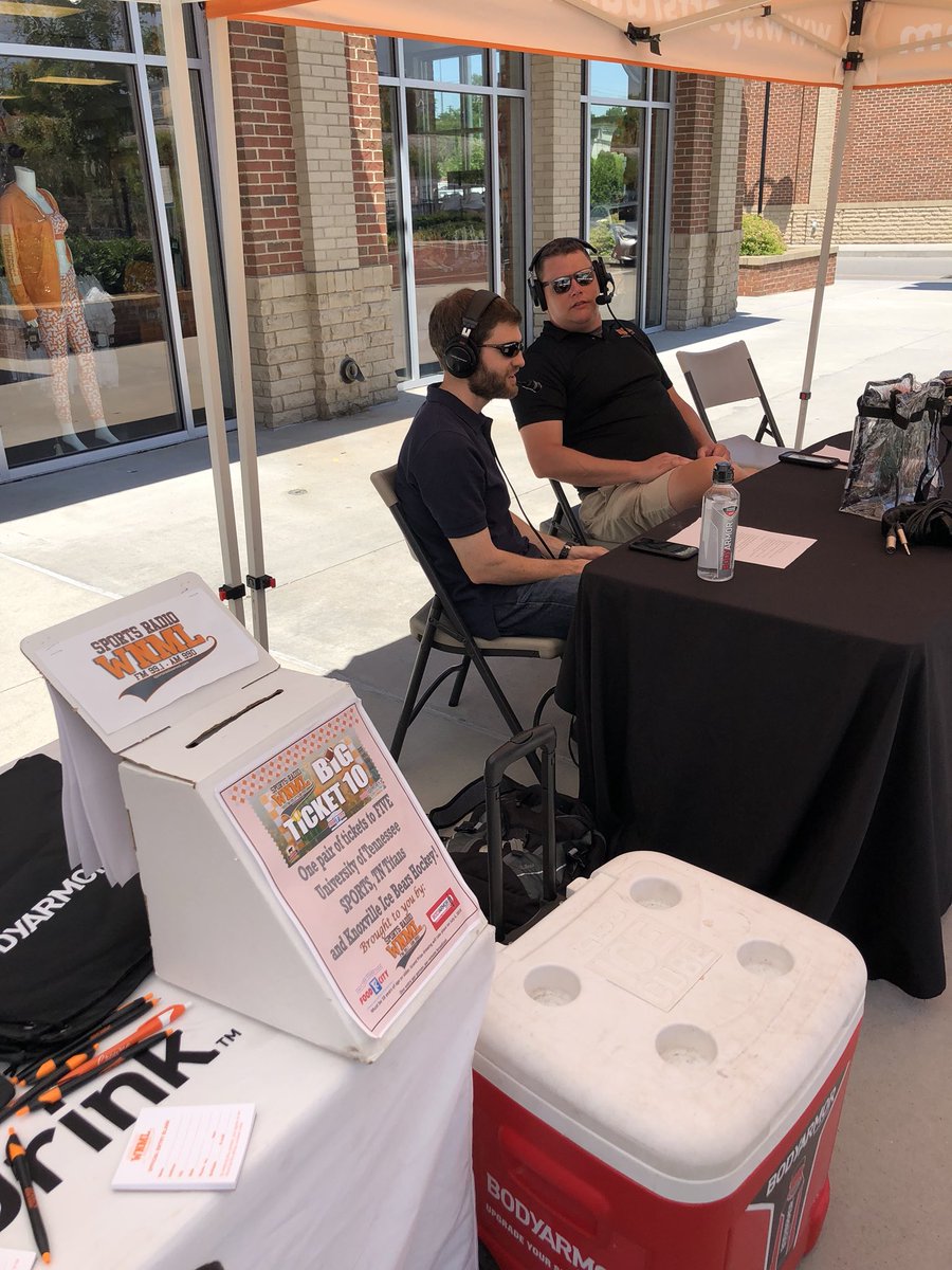 UTVolShop's tweet photo. Stop by the #UniversityCommons location and register to win some goodies from @SportsRadioWNML. Here from 12-3! Other specials IN-STORE! #ComeSeeUs #VFL #GBO https://t.co/k5hsGGvhda