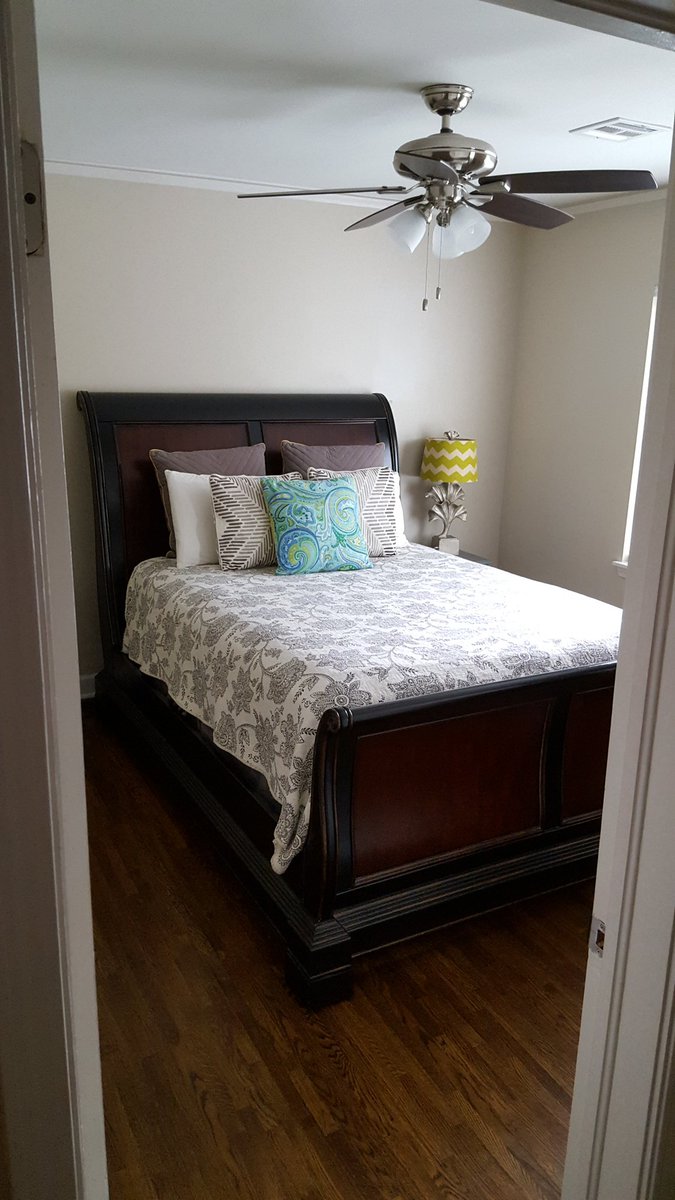 VincentMGee's tweet photo. This 5 bedroom (6 bed) Air BnB has an astounding 21 USB charge ports and FIFTY EIGHT pillows on beds & couches. #Pillows #LotsOfPillows #MorePillows #AirBnB #Traveler #Tulsa #TulsaOklahoma https://t.co/CPpeTiMYP8