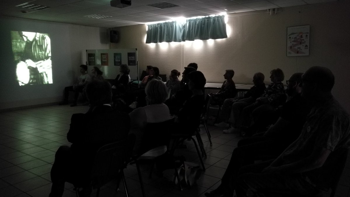 Le documentaire retrace le parcours apocalyptique d'un déporté juif allemand pendant la dernière guerre. L'équipe de lycéens signe scénario, recherche documentaire, montage et commentaires. #LivePopu