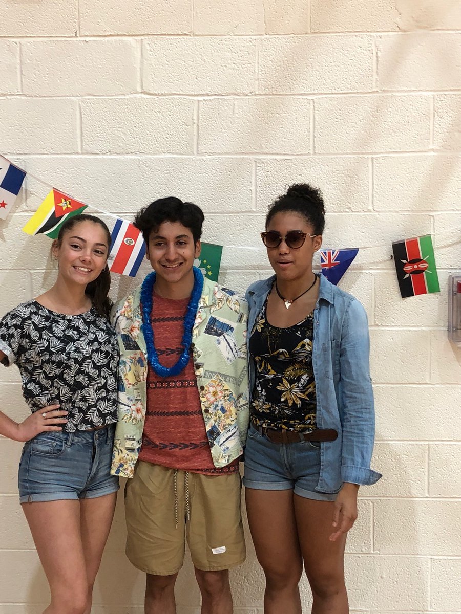 selmlee's tweet photo. tacky tourist who ??? https://t.co/WA2kSLVR73