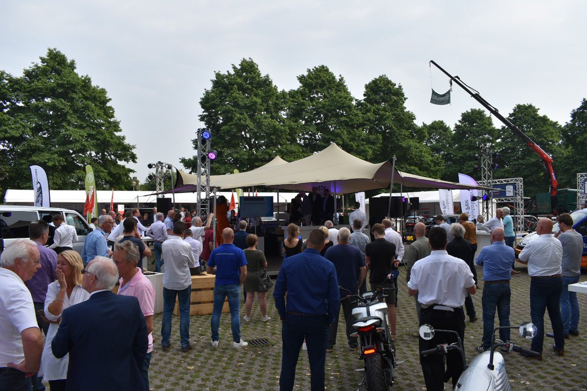 ExpoSelect tweet media