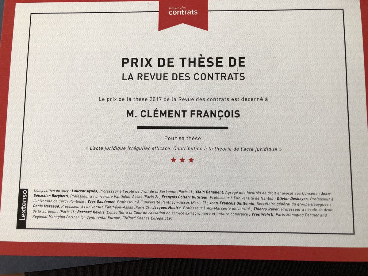 Olivier Deshayes remet le prix de thèse de la Revue des contrats à Clément François. Cette thèse sera publiée à la LGDJ <a href="/Lextenso_ed/">Lextenso</a>