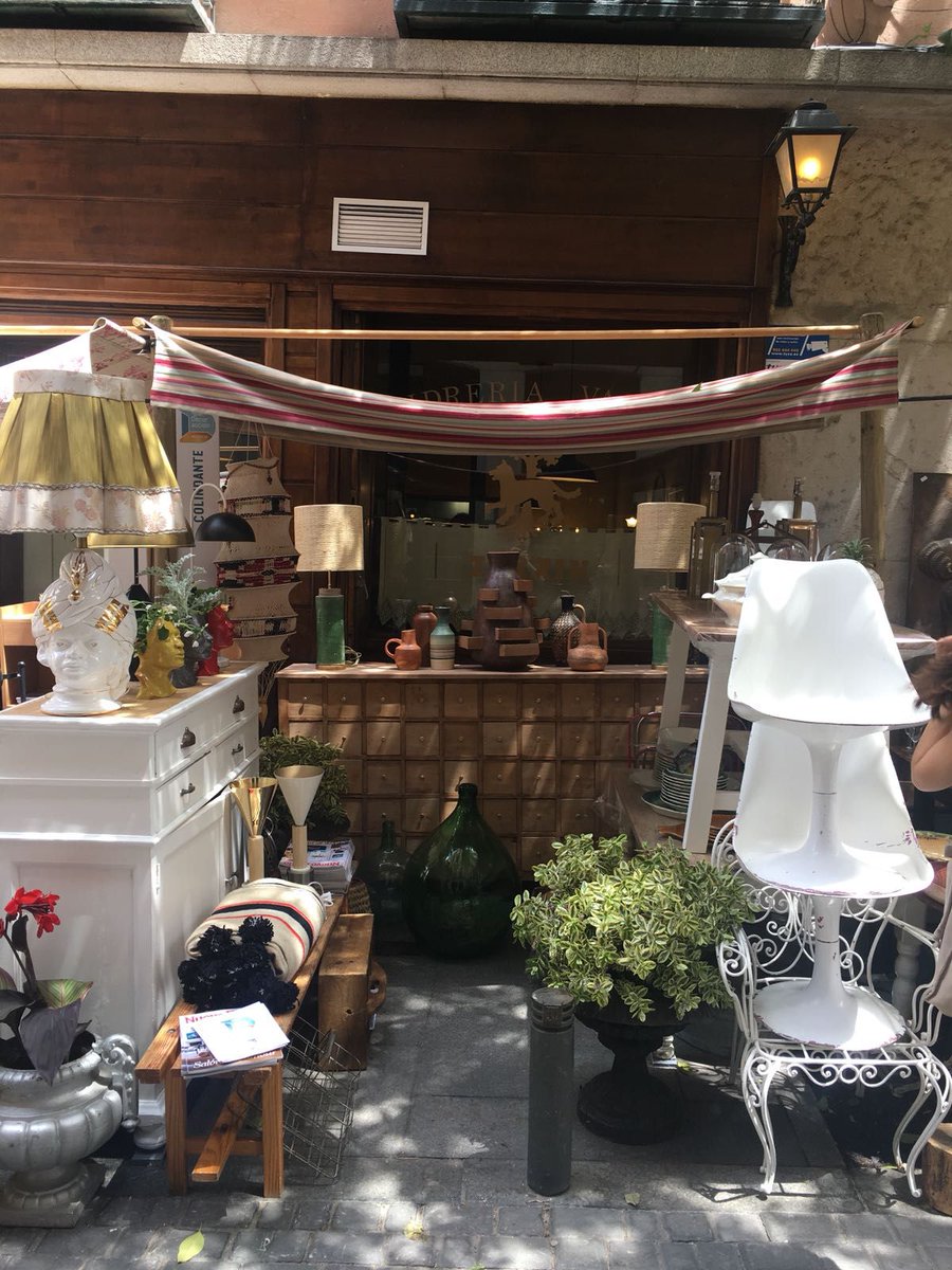 Nuevo_Estilo's tweet photo. Plato fuerte en #DecorAcción: ¡el #mercadillo de #anticuarios! En las calles Cervantes, Quevedo, San Agustín, San José y San Pedro. Y en la calle Moratín, un pop up de artesanos.
Aquí vemos a #Colindante.
https://t.co/yIv4ZRZvpO
#DecorAcción2018 #BarriodelasLetras https://t.co/tH9orFWGoa
