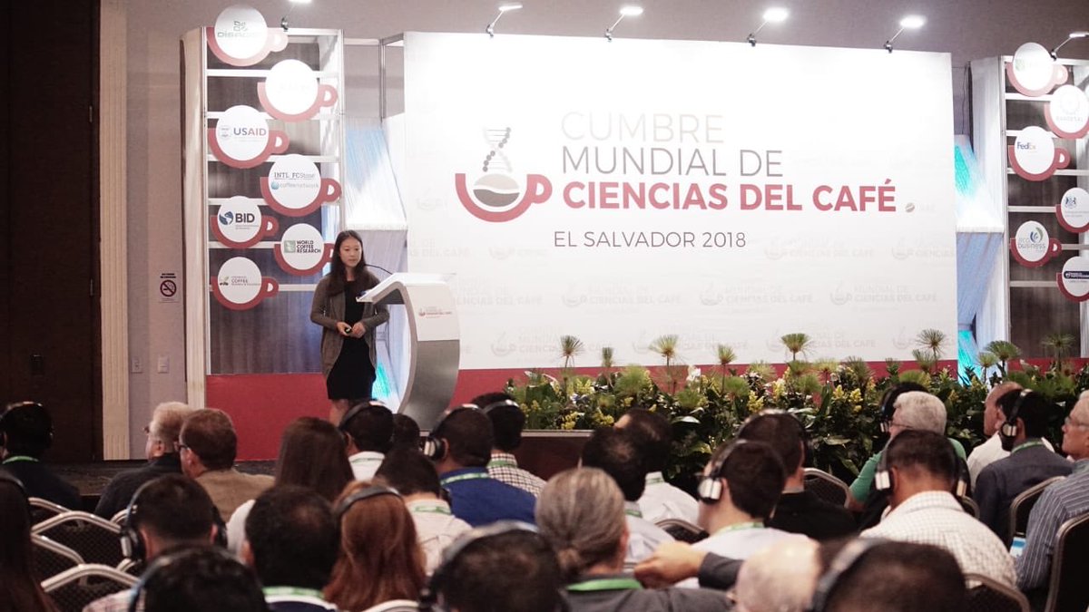 Interesantes experiencias sobre el combate de la broca compartió esta mañana la Ingeniera Andrea Kawabata de la Universidad de Hawai #CumbreMundialdeCienciasdelCafé #ElSalvador #Café #Coffee