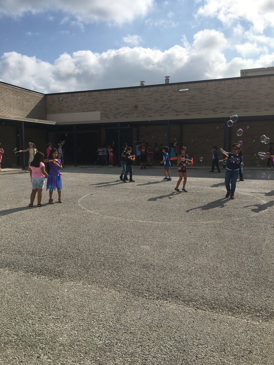 Juliem729's tweet photo. It’s a pretty bubbletastic day here at CC Nation! Our students last day and last recess as second graders requires bubbles and fun! #bubblesgalore #nevertoooldforbubbles  @MarkGarcia0569 @susieq1280 @Lambert6983 https://t.co/Civ36WnCKm