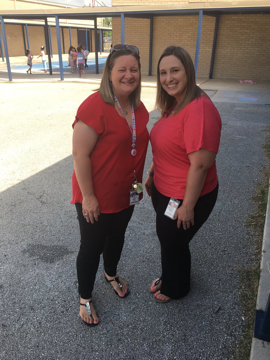Juliem729's tweet photo. It’s a pretty bubbletastic day here at CC Nation! Our students last day and last recess as second graders requires bubbles and fun! #bubblesgalore #nevertoooldforbubbles  @MarkGarcia0569 @susieq1280 @Lambert6983 https://t.co/Civ36WnCKm