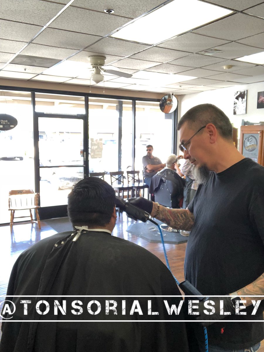 I always start my cuts on the right side of the head, my dominant side. Where do you start your cuts and why?
🔴🔵🔴🔵
Monday-Friday
Special Events
Appointment link in bio
#TonsorialWesley #hairtechnician #beardtechnician #TonsorialArtist #MensGrooming #itsWESnotWEST