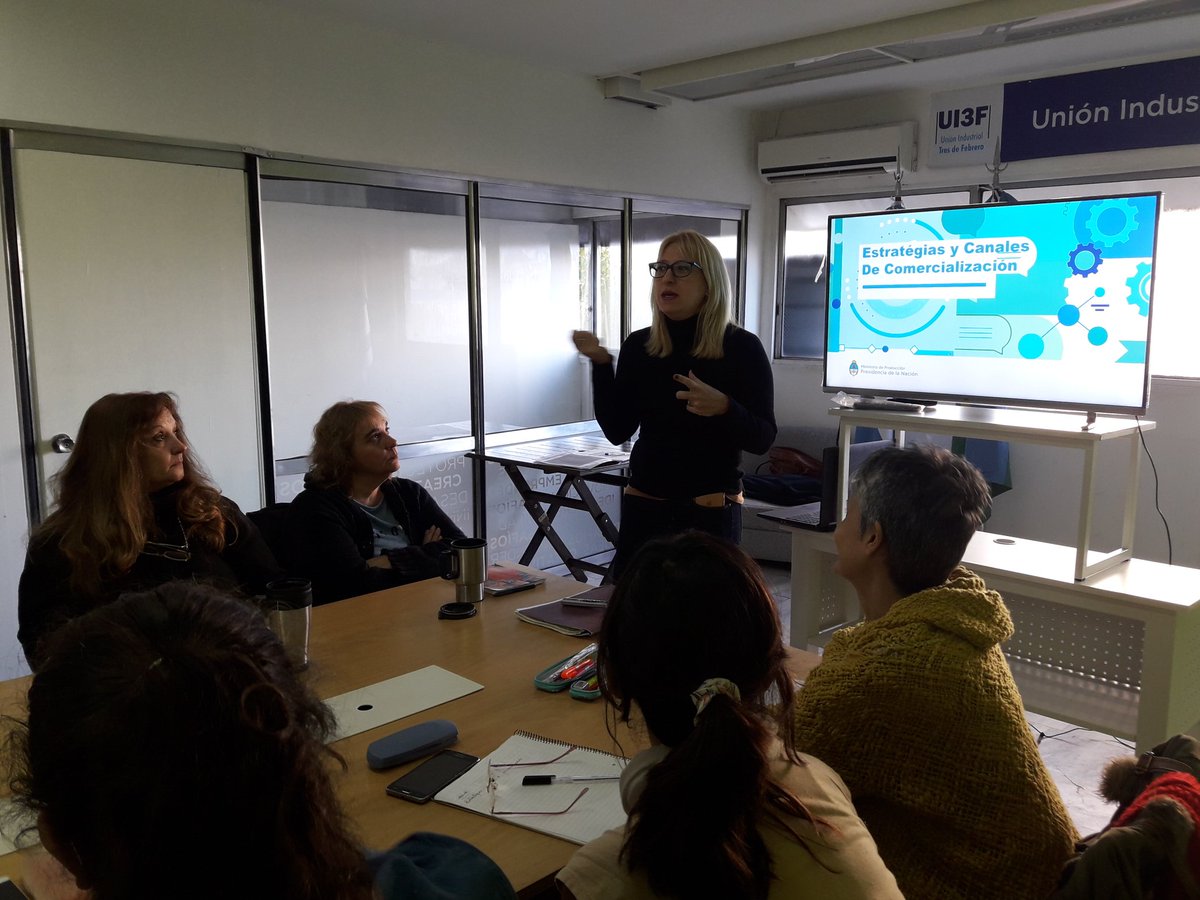 pichmarce's tweet photo. Quinto Taller "Estrategias y canales de comercialización" Academia #ArgentinaEmprende del Programa #MujeresQueEmprenden de la Pcia. De Bs. As. En el #ClubDeEmprendedores3F #3FEmprende #3FInnova @mariuvidal @danyreich @danielavramos https://t.co/mUDYCPaOJA