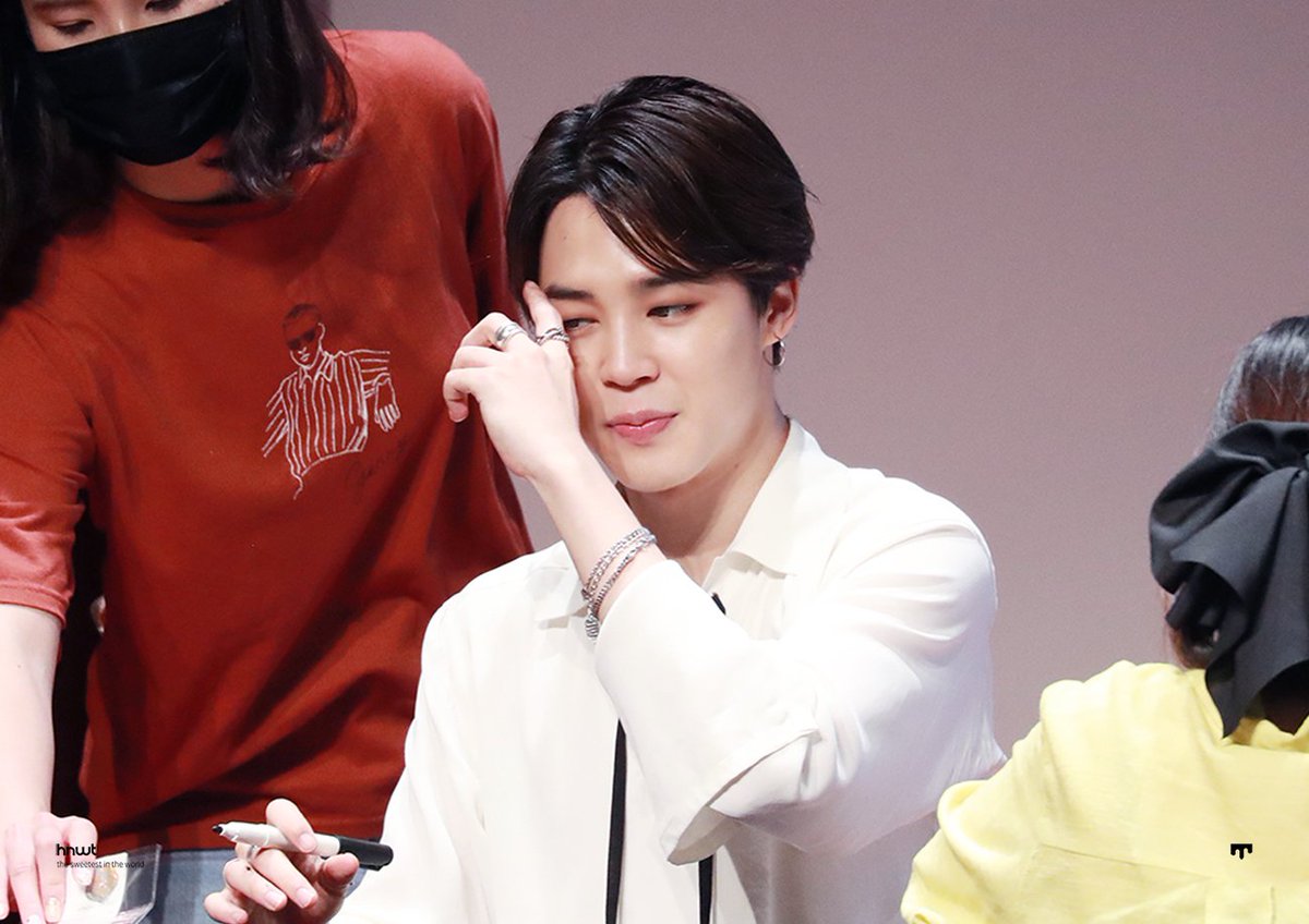 honeywater_jm's tweet photo. 180607 @BTS_twt #지민 #JIMIN 머리넘기는거바 ㅠㅠㅠ https://t.co/8fziP8995t