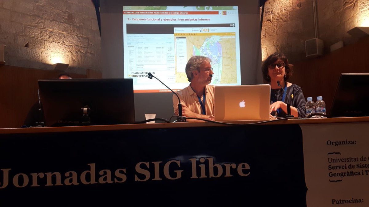 DiputacioGirona's tweet image. 💻Continuem compartint coneixement a #siglibre2018. Ara, @HelgaNuell (#DdGI) i Marc Rosés (@IDEMenorca) hi presenten el projecte col·laboratiu #SITMUN, que permet desenvolupar sistemes d&apos;informació territorial municipal. 👉🏻bit.ly/2sCOpfu #PromoecoDdgi
