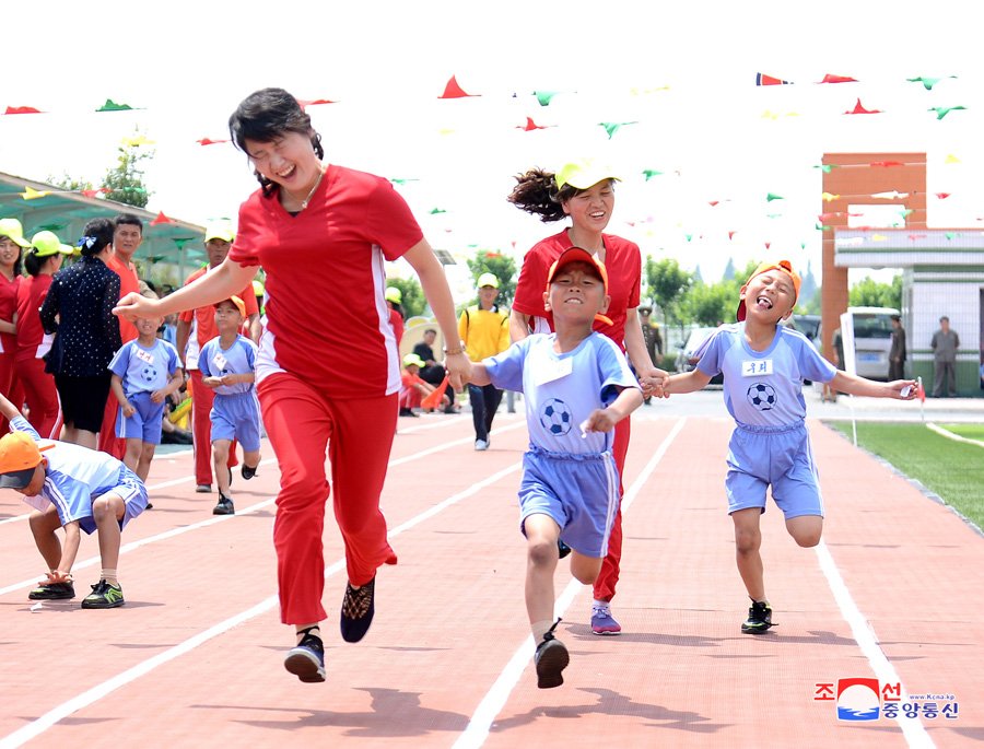 NatalieRevolts's tweet photo. "The members of the Korean Children's Union (KCU) across the country significantly celebrated the 72nd founding anniversary of the union." https://t.co/xRBJz7JkZ6