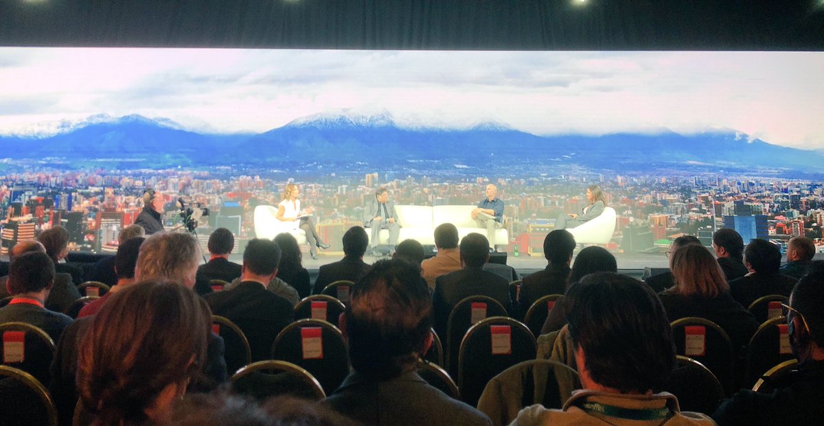 GaticaSandri's tweet photo. En #entelsummit2018 “los niños no se les debe enseñar algo porque es fácil de enseñar el profesor esta para responder preguntas y escucharlos” Sugata Mitra #schoolinthecloud https://t.co/PFCx1w12zo