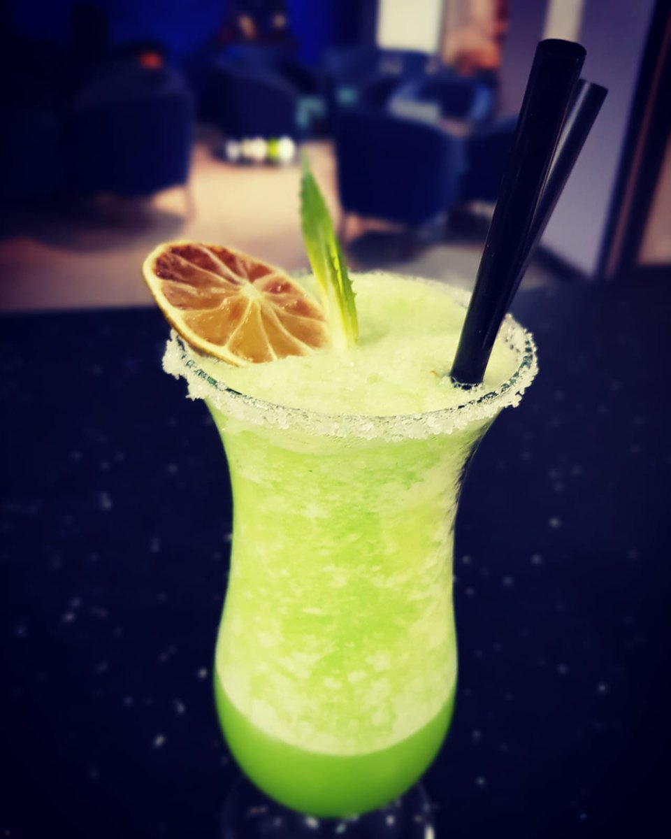 Monteluna1's tweet photo. El Cóctel Monteluna.

Green Pineapple Daiquiri.

Cóctel elaborado con ron blanco, lima, puré natural de piña y manzana verde y un toque de gengibre.
¡Disfrútalo este fín de semana a 5€!

¡Os esperamos!

#monteluna #coctelmonteluna #findesemana #daiquiri #manzanaverde #piña https://t.co/CewQfaOLuU