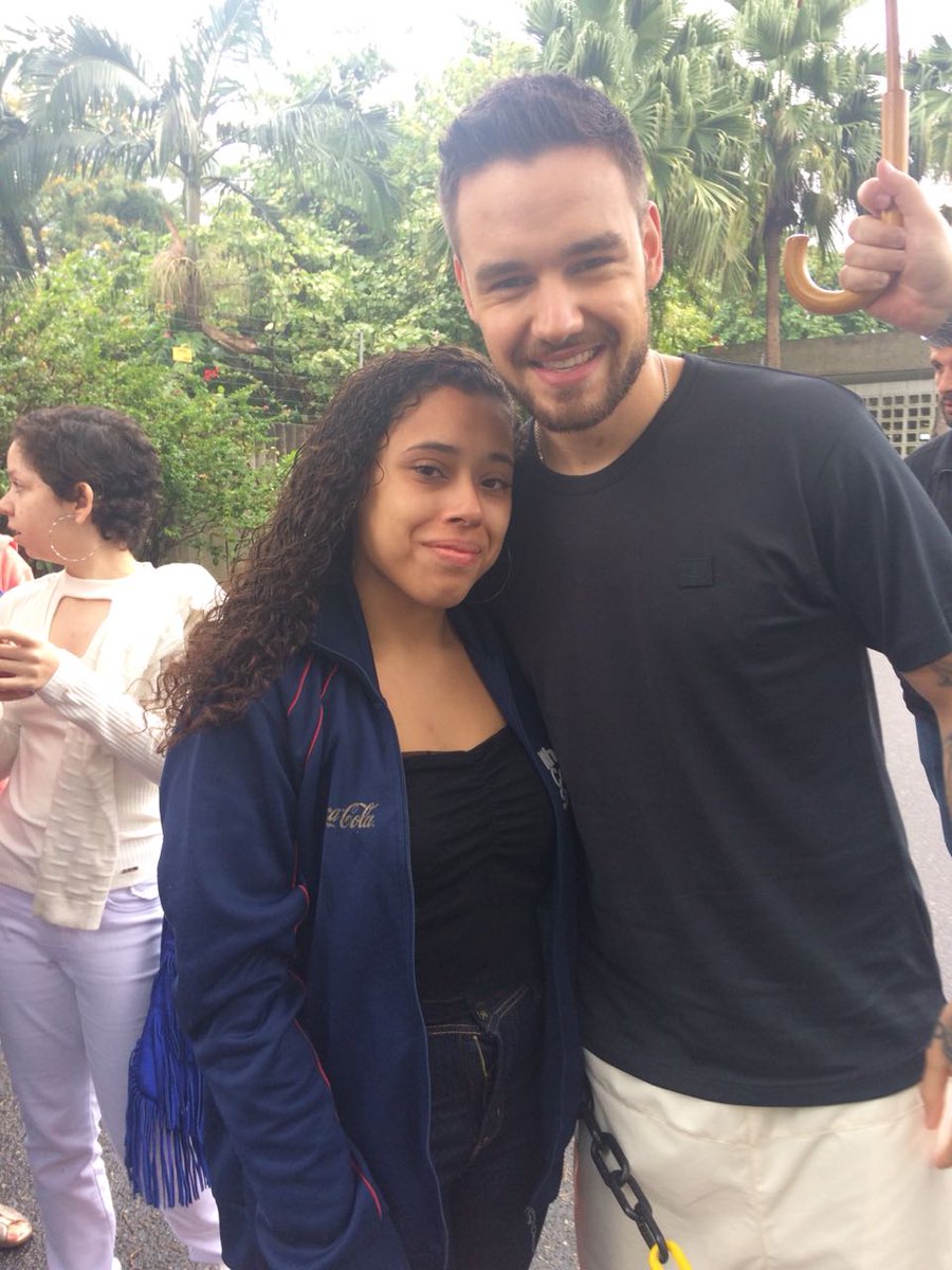flickxrhoran's tweet photo. EU NÃO ACREDITO QUE EU CONHECI O LIAM AJSKDJD GENTE O MEU MOMENTO SCOORRO EU TO ANSJDJD CACETA 
THANK YOU!!!! I LOVE YOU SO MUCH ❤❤❤
obs: não reparem na minha cara de choro https://t.co/uusMJgoFXu