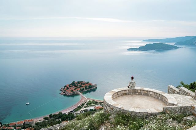 bengoesplaces's tweet photo. Yes, there's a pink flower in my hair, but I was hoping that the view was epic enough that you wouldn't spot it. #travelawesome #wonderfulworld #beautifuldestinations #artofvisuals #ourplanetdaily #theglobewanderer #passionpassport #bestplacestogo #ig_co… https://t.co/yUM1Oc4Axq https://t.co/CGPi1yKwoh