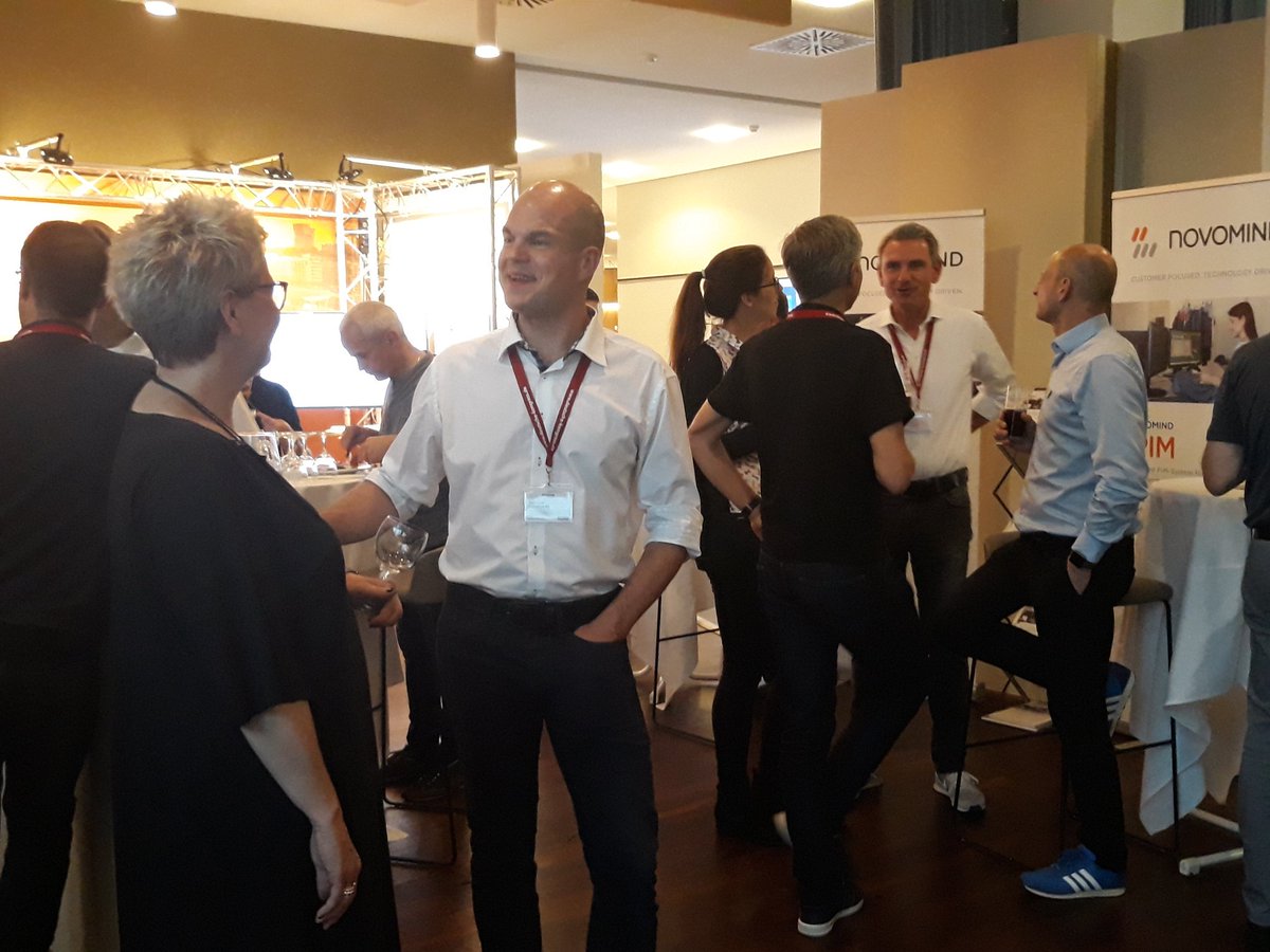 prokomkongress's tweet photo. #Prokom18: Zum Ende des Tages: Selbst das Wetter trübt die Laune nicht! Mit Sekt, Wein &amp; Bier -begleitet von einem deliziösen Barbecue- geht die Unterhaltung weiter. Der 1.Tag war super! Der 2.folgt sogleich. #pim #produktkommunikation #omnichannel #allyouneedispim #digitalfuture https://t.co/H3QzYe0aCr