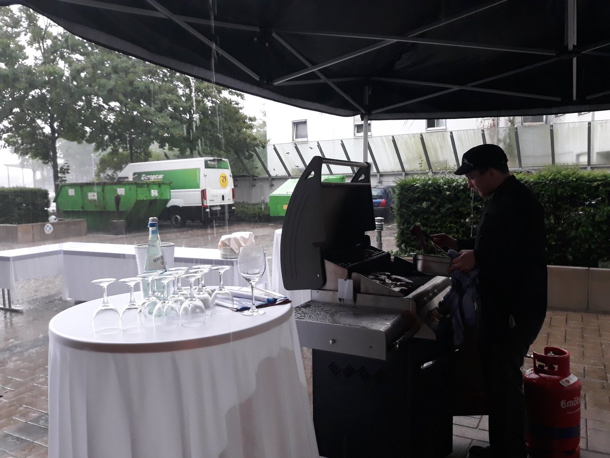 prokomkongress's tweet photo. #Prokom18: Zum Ende des Tages: Selbst das Wetter trübt die Laune nicht! Mit Sekt, Wein &amp; Bier -begleitet von einem deliziösen Barbecue- geht die Unterhaltung weiter. Der 1.Tag war super! Der 2.folgt sogleich. #pim #produktkommunikation #omnichannel #allyouneedispim #digitalfuture https://t.co/H3QzYe0aCr