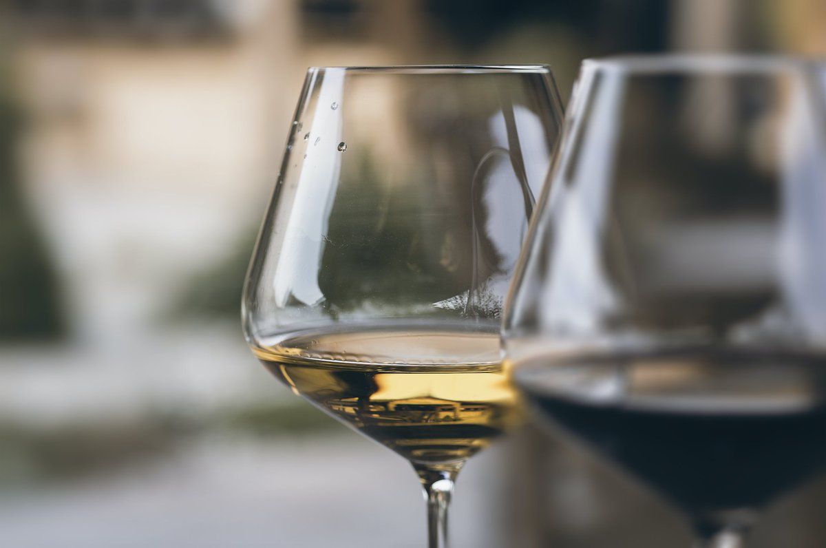 DrHuizenga's tweet photo. While alcoholic beverages in moderation have health benefits for those without the “addiction” gene, they’re a stiff slug of hard-to-register liquid calories. They are also appetite enhancers!

#BenefitsOfAlcohol #CalorieCounting https://t.co/UbWP4IfmHd