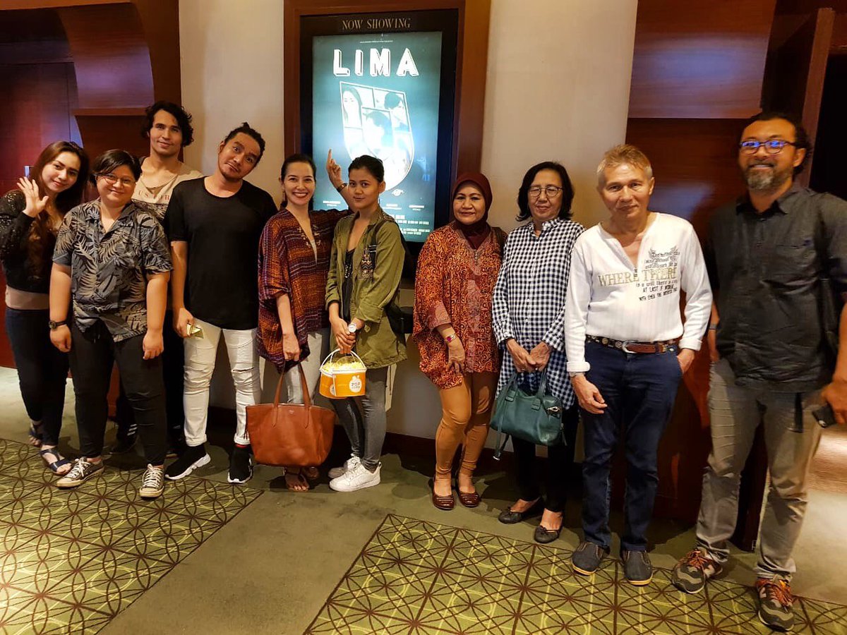 vonnycornellya_'s tweet photo. Baru aja selesai nonton #filmlima Film yg bagus bgt cerita&pesan dibalik ceritanya.Wajib ditonton oleh generasi muda Indonesia,agar lbh saling menghormati&kembali lg ke Indonesia yg hidup dgn toleransi antar sesama manusia.Wajib ditonton! #Indonesianmovie #banggafilmIndonesia https://t.co/RYS4v7Lucv