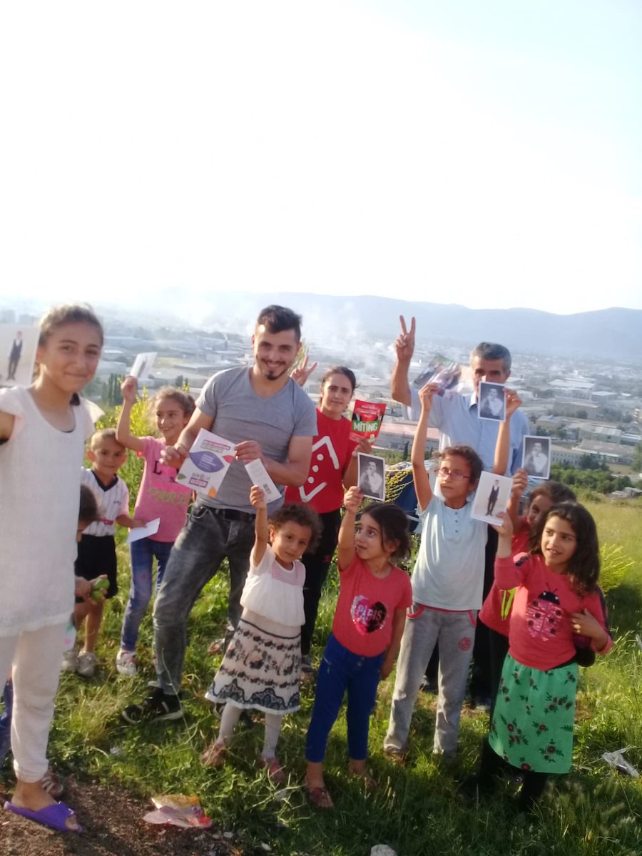 ’
Araba peşinde koşarken,faşizmin çocuğa attığı tokatın hesabını sormak için HDP! 
Çocukların özgür geleceğidir HDP! Bursa/Gürsu çalışmamızdan 
<a href="/meminadiyaman_/">Mehmet Emin Adıyaman</a> @MazlumKaragz1  <a href="/Av_CKirkazak/">Cahit Kırkazak</a> @shnadnan 
#BizlerKazanacağız