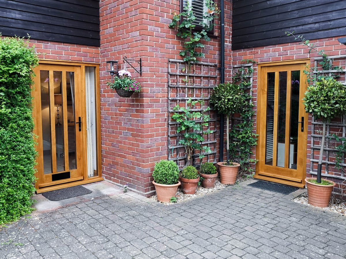 WaterhallJoin's tweet photo. Rare to find a property with adjacent entrance doors.  But these oak doors with their long glazed panels balance beautifully.
Letting in a huge amount of light and creating the illusion of more living space.
#oakdoors #frontdoors #joineryhertfordshire #bespokedoors https://t.co/2yXYlEFlZX