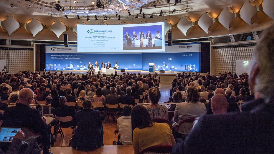 w_jahr's tweet photo. Welchen Stellenwert wird die #Berufsbildung in Zukunft haben? 🤔Das @BIBB_de hat Antworten - und eröffnete heute den #Kongress #BIBB18 #Arbeitsweltenderzukunft #Innovation #Digitalisierung #Fachkräfte #KMU #dualeAusbildung
➡️https://t.co/Wpi9kYFOn3 https://t.co/UWDOWS8Du8
