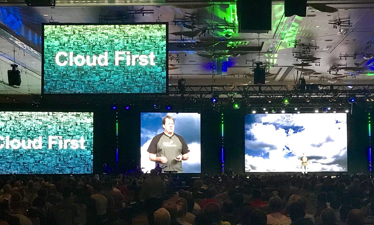 nmtim70's tweet image. Dave on the stage.  #netapp #netappconverge #cloudfirst