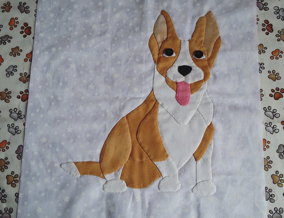 agujadelsur's tweet image. Siempre me sorprende lo que se puede hacer con cuatro retales #tela . El resultado esta vez es este #corgi tan simpático 🐶😉.
#patchworklovers #costuracreativa #cosidoamano #costura #aplicaciones #fabrics #appliqué #handsewing #dogs  #perros #patchwork