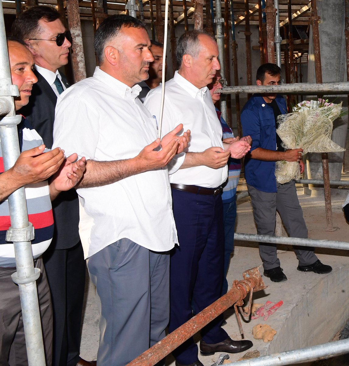 vekilince's tweet photo. 9. Cumhurbaşkanımız Merhum Süleyman Demirel’in İslamköy’de bulunan mezarını ve Süleyman Demirel  Demokrasi ve Kalkınma Müzesini ziyaret ettik https://t.co/5ebUfbgJcF