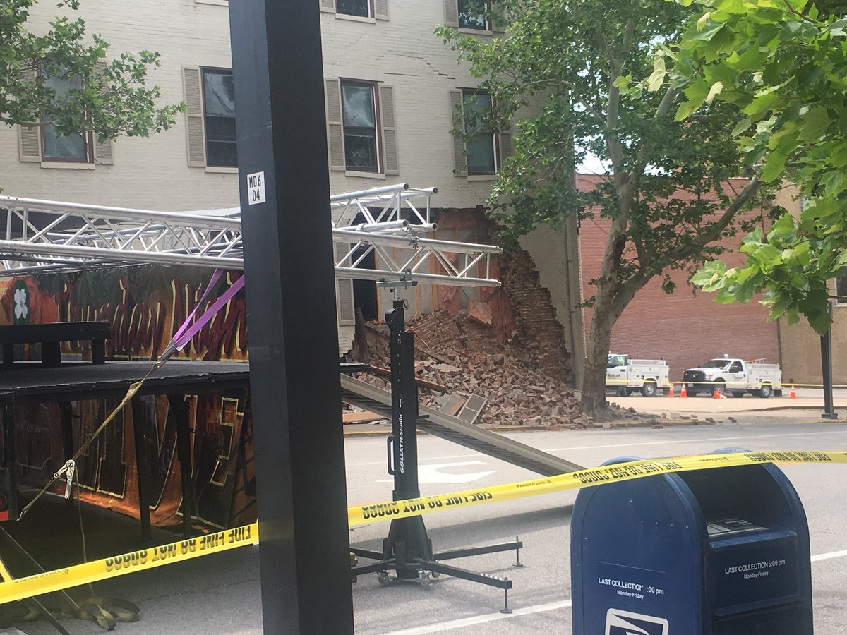 WeatherZach's tweet photo. Partial building collapse at 200 E High Street. Structural engineer on the way to check the stability. Rumor has it #ThNL may be cancelled. #jcmo @KRCG13 https://t.co/FKAim46eJr