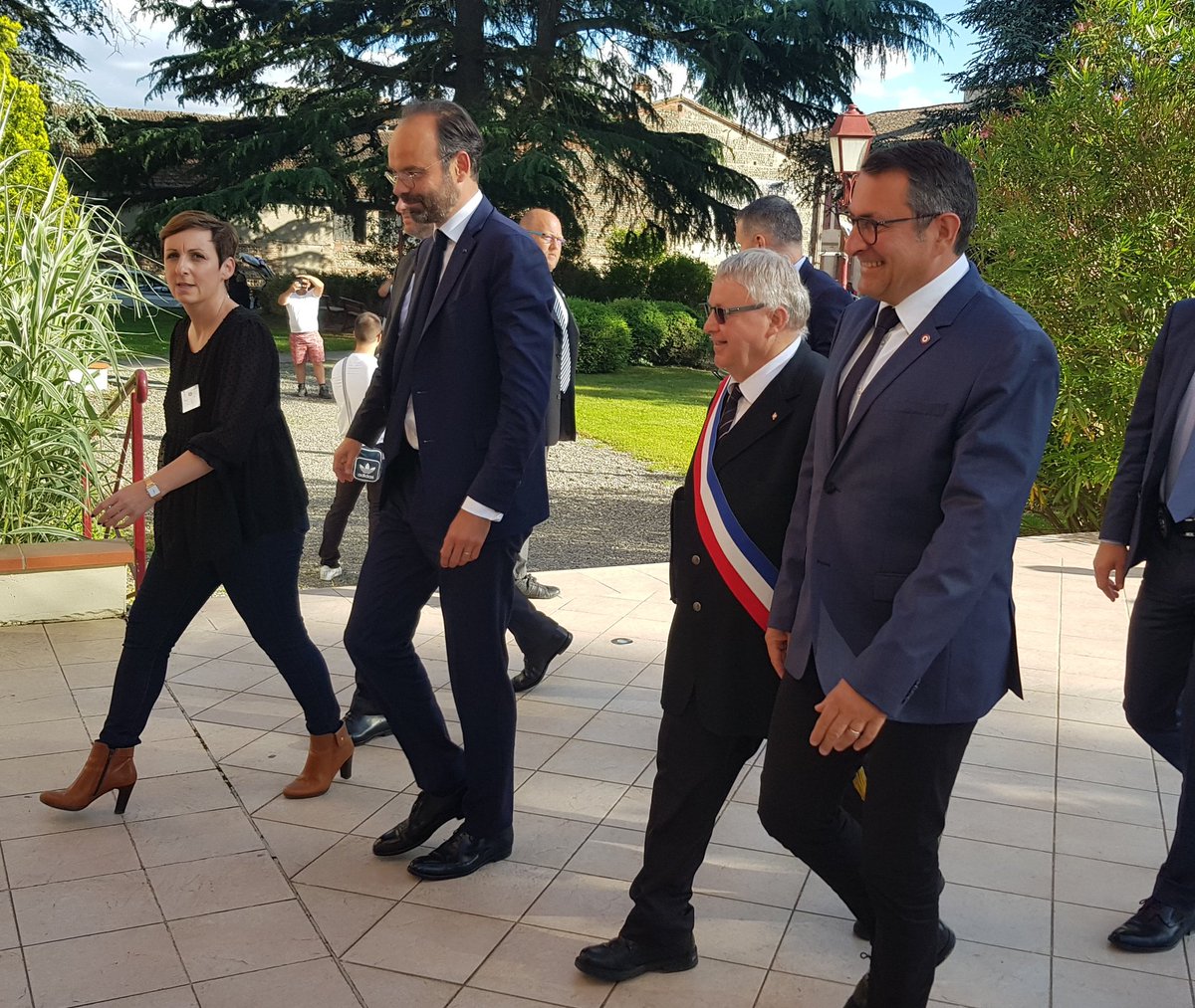 patrickbarrau31's tweet photo. 🔴🎥En direct live de Grenade sur Garonne : accueil du 1er ministre @EPhilippePM par @jfportarrieu sur sa circonscription et par Jean-Paul Delmas, maire de la ville. 5mn avant le plateau TV dans la salle du conseil municipal avec @LCI  et @davidpujadas https://t.co/Swt5zlecud