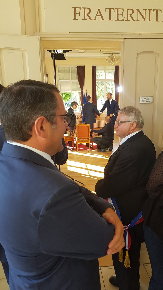patrickbarrau31's tweet photo. 🔴🎥En direct live de Grenade sur Garonne : accueil du 1er ministre @EPhilippePM par @jfportarrieu sur sa circonscription et par Jean-Paul Delmas, maire de la ville. 5mn avant le plateau TV dans la salle du conseil municipal avec @LCI  et @davidpujadas https://t.co/Swt5zlecud