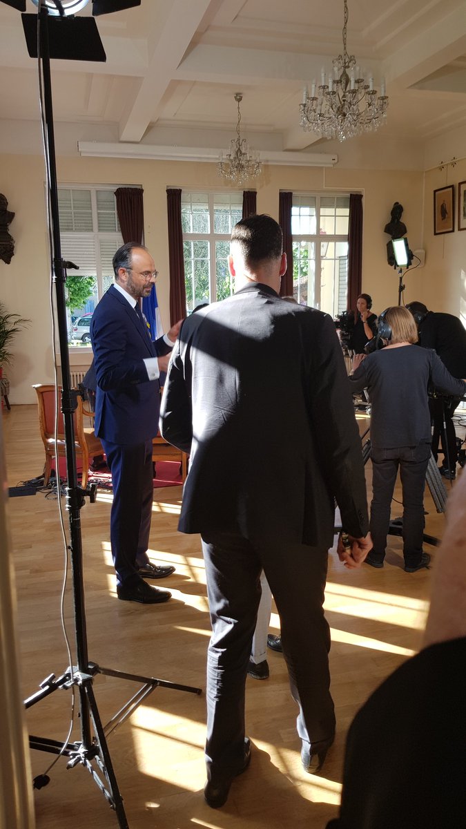 patrickbarrau31's tweet photo. 🔴🎥En direct live de Grenade sur Garonne : accueil du 1er ministre @EPhilippePM par @jfportarrieu sur sa circonscription et par Jean-Paul Delmas, maire de la ville. 5mn avant le plateau TV dans la salle du conseil municipal avec @LCI  et @davidpujadas https://t.co/Swt5zlecud