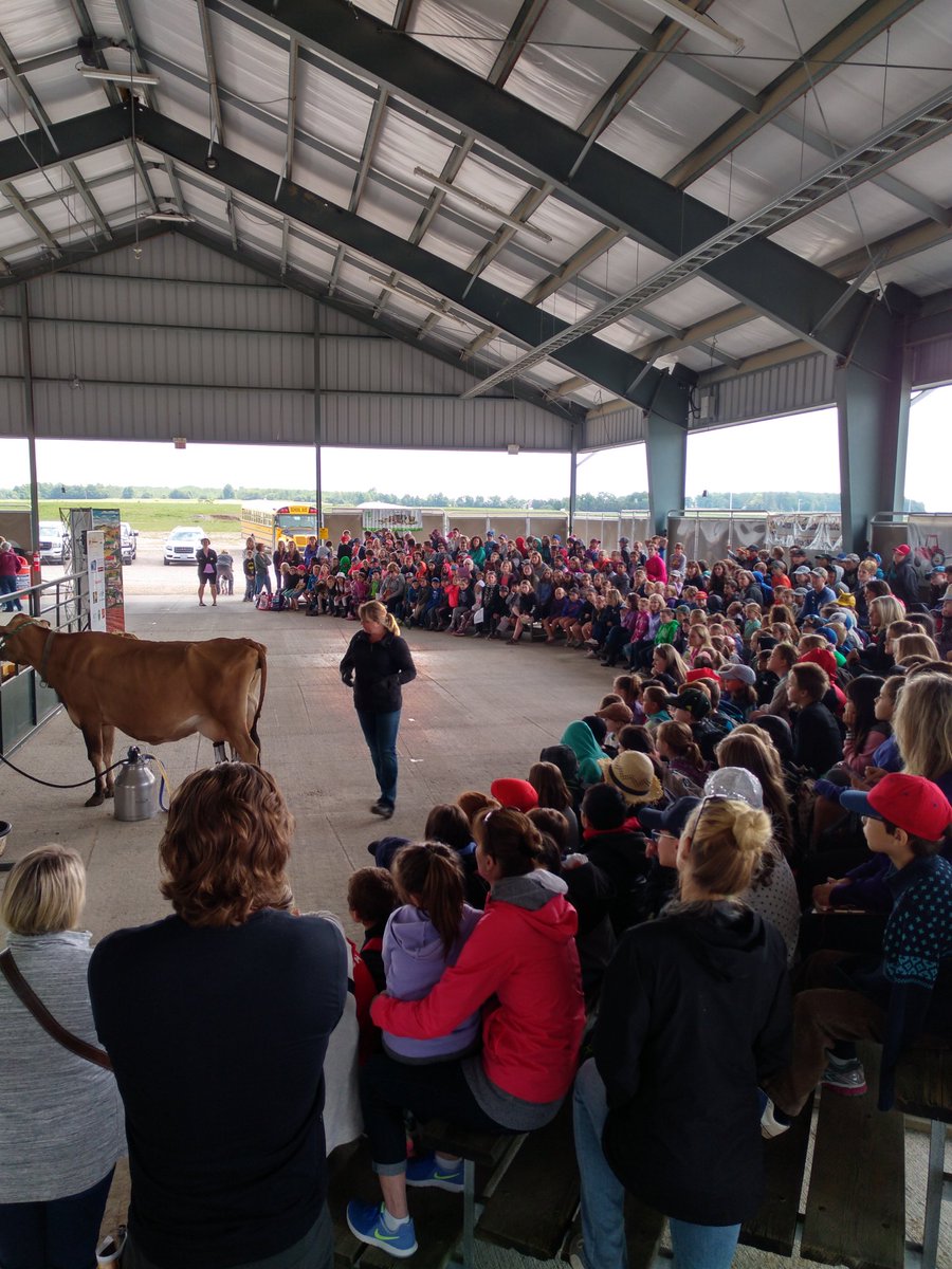 LeoLosereit's tweet photo. Great day for #simcoe county kids learning "farms feed cities" @AgMoreThanEver with @OntarioFarms #learningAg Congrats to Simcoe County Federation of Agriculture for organizing. Waiting list every year for schools is impressive! https://t.co/Z9TljRo8zh