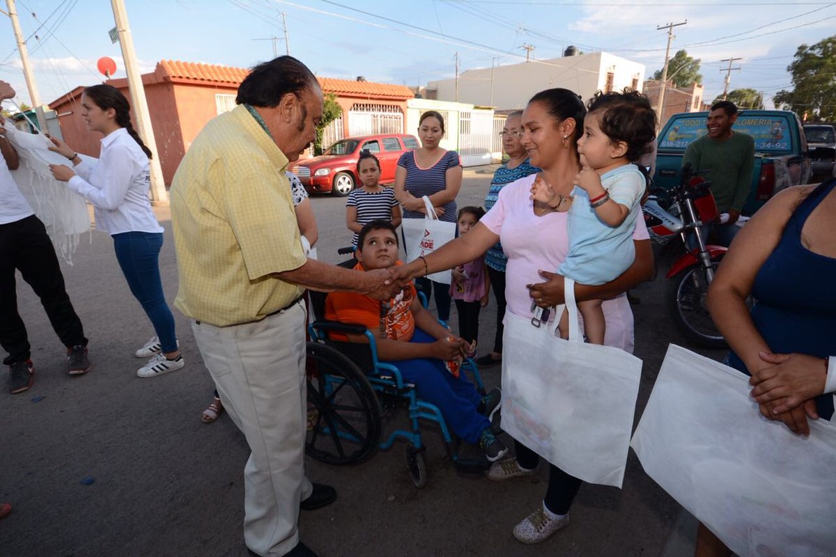 AvilaNevarezP's tweet photo. Voy a proponer la eliminación del impuesto a la gasolina (IEPS) hoy de cada 20 pesos que pagamos por litro de gasolina premium más de 8 son de Impuesto eliminar este contribuiría a que bajen los precios de los artículos de primera necesidad. https://t.co/43NrFzNRpu