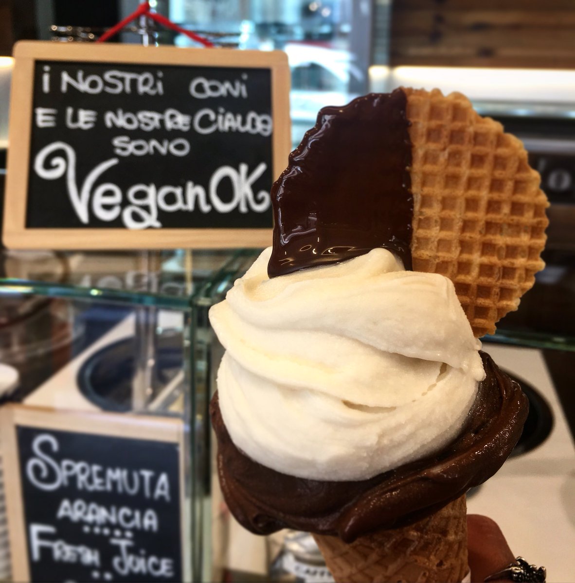 Sooooooo goooooood! #chocolate and #almond #veganicecream in #lecco #Italy🍦12 flavours of vegan ice cream all looked delicious! #gelateriatoldo #dairyfree #dairyfreeicecream #vegan #friendsnotfood