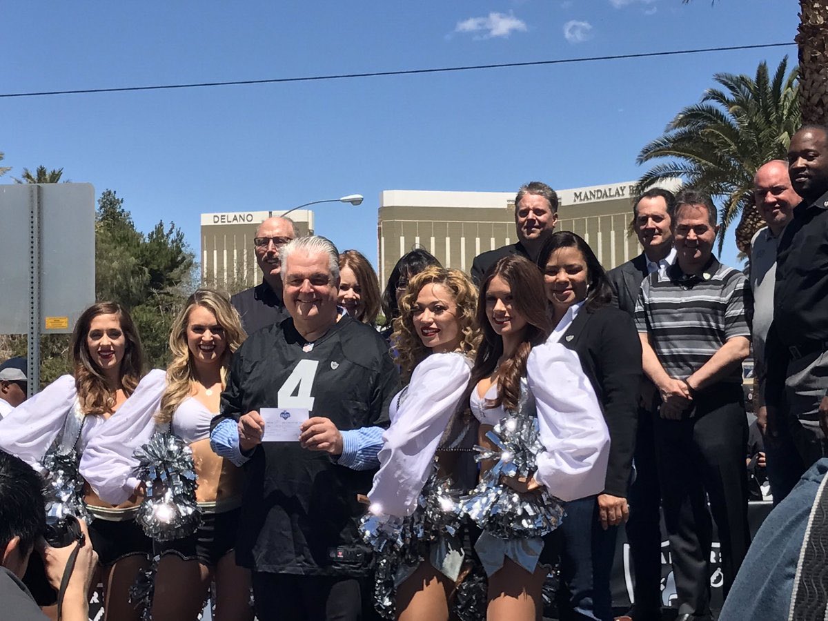 AEspSBCOLu909IE's tweet image. @SouthwestCarps proudly has the back of the next Governor of #Nevada Mr .@SteveSisolak a true leader who honors the working class! He’s brought jobs here, and most importantly the @RAIDERS be sure to get out and vote for @SteveSisolak for Governor. @AdamHerbets @lvchamber