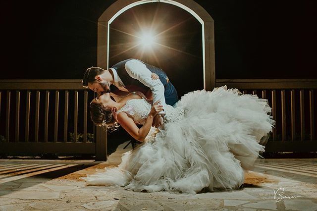 Happy Friday Eve!🎊 #StarDustBride 📷: Bianar Photography ift.tt/2sPcFtV