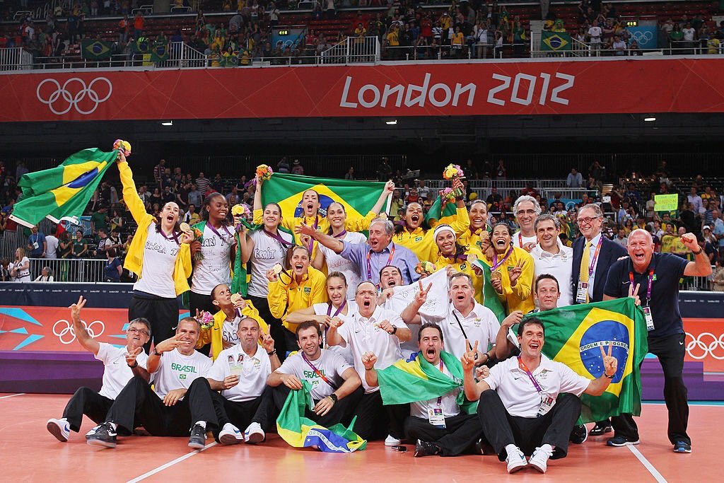 FabiAlvim14's tweet photo. Vamos de #tbt!! Que saudade! Depois da vitória das nossas meninas contra a Russia hoje e revendo a imagem desse confronto memorável em Londres, nada melhor que relembrar o final da história!! Obrigada time! #londres2012 #fabialvim #volei https://t.co/onhQrxsa25