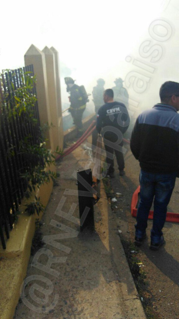 RNEValparaiso's tweet photo. AMPLIA #viña Se quemó casa de material ligero sin peligro de propagación. Se bajan puntos calientes @biobio @reddeemergencia https://t.co/z2SNrToVtO