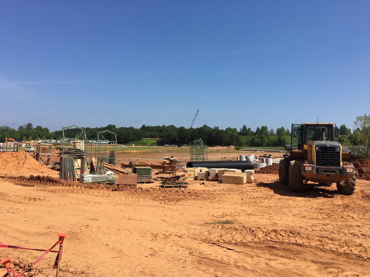 KimKingReports's tweet photo. 500 construction workers going 24/7 at @tryon2018 @EquestrianGames. It’s s race to the finish. Games are 3 months away! Sept 11,2018. @TryonResort #workingatnight #Tryon #WEG #WorldEquestrianGames https://t.co/NqKGCZo57C