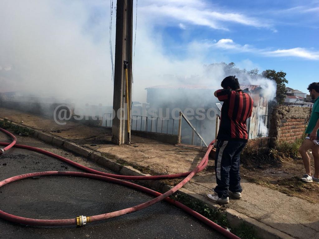 sitiodelsuceso's tweet photo. AMPLIACIÓN VIÑA DEL MAR: Cuatro damnificados y una vivienda destruida deja incendio en calle Los Alerces, sector Villa Montes, paradero 6 de Nueva Aurora. Emergencia controlada https://t.co/AzJvH8cGER