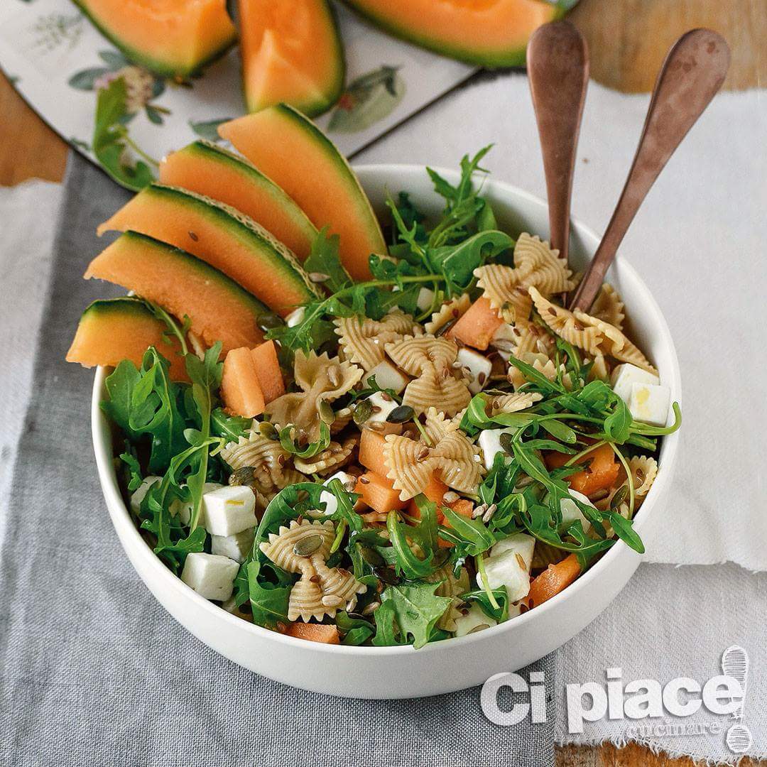 Si sente già l'estate in questa super #ricetta di <a href="/BassanelliB/">BenedettaBassanelli</a>: #farfalle #integrali, #rucola, #feta e #melone. Vi aspetta su #cipiacecucinare 69! 🏖 #summer #giovedì #7giugno #recipes #pasta pic.x.com/319tydBcHL