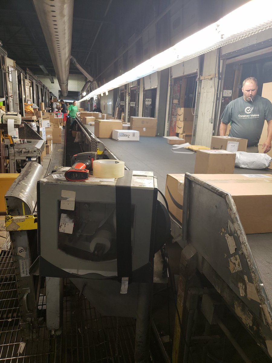 jens4hd03's tweet photo. This is not a 9-5! This is not for the weak. But these people and the amount of heart they put into their work make my hard work worth every min! #upspreloadsupervisor #700line #preloaders #upsstrong @UPSers @NP_UPSers @JohnVPeters @stuseverson @cmiles417 @ExperienceUPS https://t.co/A9FqAFfAUG