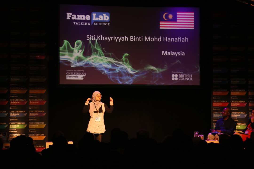 my_British's tweet photo. We knew the winner the moment @vivienneparry mentioned "calm". Congratulations Siti Khayriyyah Mohd Hanafiah on winning this year's #FameLab. You are the world's best science communicator!!! 🇲🇾🎉 https://t.co/pWvbcouxRb