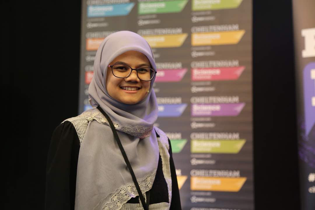 my_British's tweet photo. We knew the winner the moment @vivienneparry mentioned "calm". Congratulations Siti Khayriyyah Mohd Hanafiah on winning this year's #FameLab. You are the world's best science communicator!!! 🇲🇾🎉 https://t.co/pWvbcouxRb