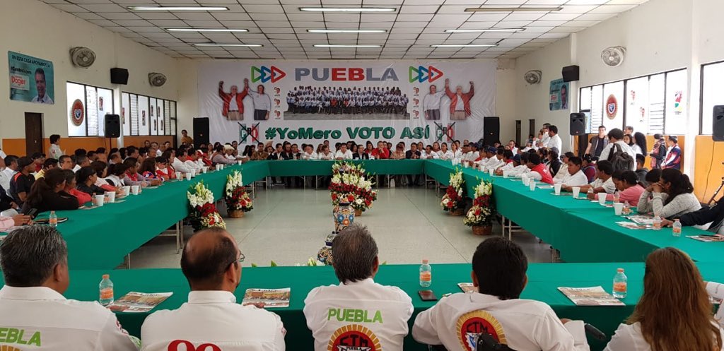 Javier_CasiqueZ's tweet photo. En un acto de congruencia política y para acallar rumores, la @CTM_puebla y su líder @leobardosoto refrenda su total apoyo en estas #EleccionesPuebla2018 a @EnriqueDogerG_ Enhorabuena! Vamos con todos! https://t.co/vdLX3k1mQE