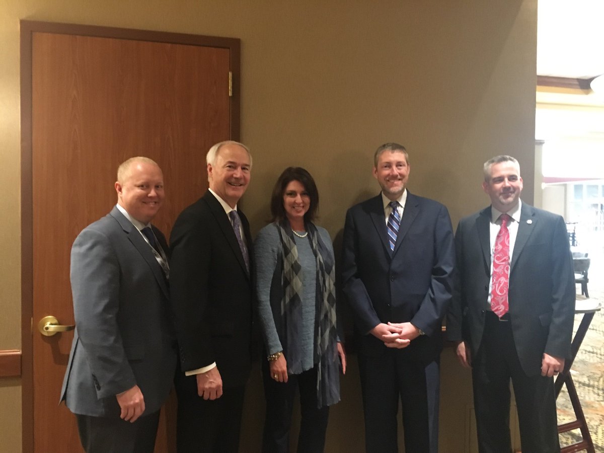 AsaHutchinson's tweet photo. I was delighted to keynote the AR Pharmacists Convention today. Our local pharmacists play a vital role in the health &amp; wellbeing of our state. I was also grateful to be honored with the Guy Newcomb award which meant a lot to me as I knew Dr. Newcomb personally. #arleg https://t.co/21TTvQgGeT