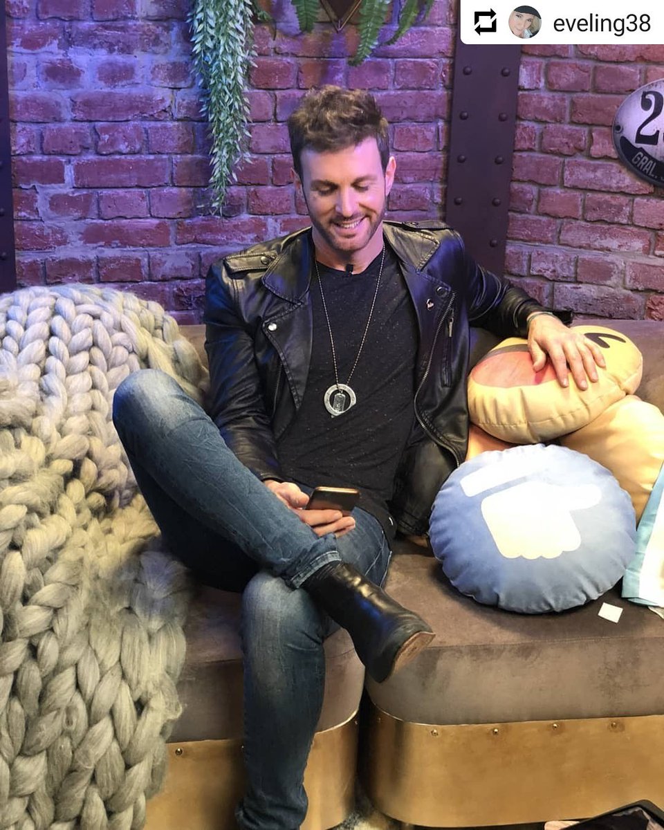 AxelLoquitas's tweet photo. #Repost @eveling38
•  •  •
Gracias por tus respuestas, en el facebook live.....@axeloficial 
______
Te esperamos muy pronto por nuestra tierra.  #SerTour 
#España🇪🇸  #Argentina🇦🇷
#UnidasxlaMúsica https://t.co/rdIFF9mMGc