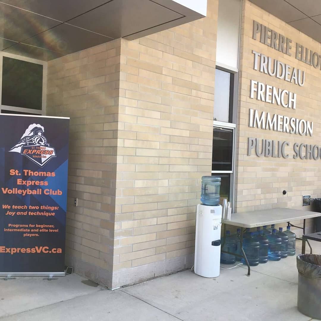 express_vc's tweet photo. #ExpressVC showing students at Pierre Elliott Trudeau French Immersion School what we are all about at their year end BBQ. #stthomasontario #stthomasexpress #volleyball #stthomasproud #volleyballboys #volleyballgirls #sttont #joyandtechnique #stevc #trudeaufi @trudeaufi https://t.co/ccpoV7LcCj